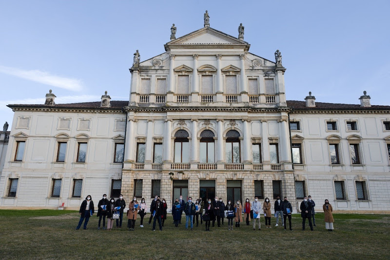 alunos reunidos em frente uma escola na italia