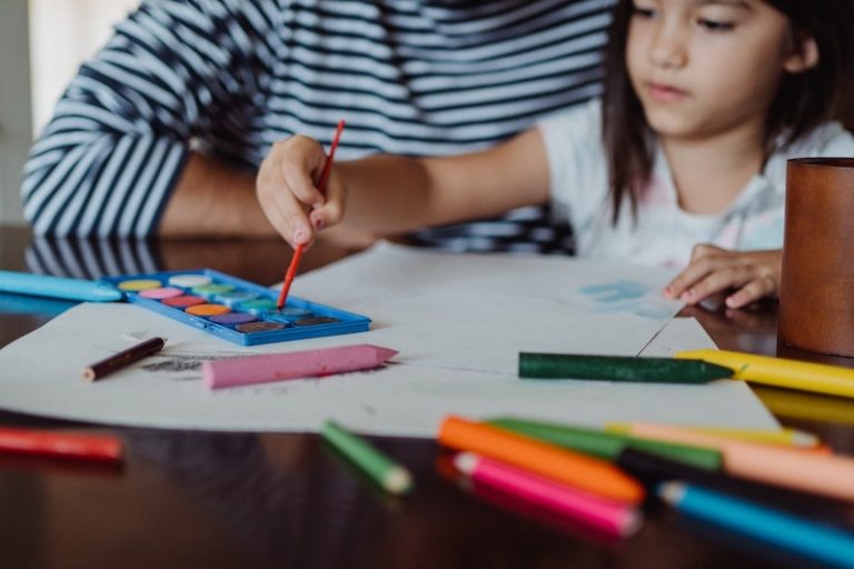 Neurocientista publica estudo acerca da influência das cores no cérebro e comportamento humanos 