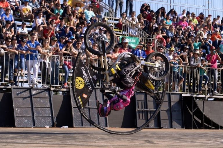 Barretos Motorcycles reúne apaixonados por motos com shows de rock, acrobacias e novidades do setor