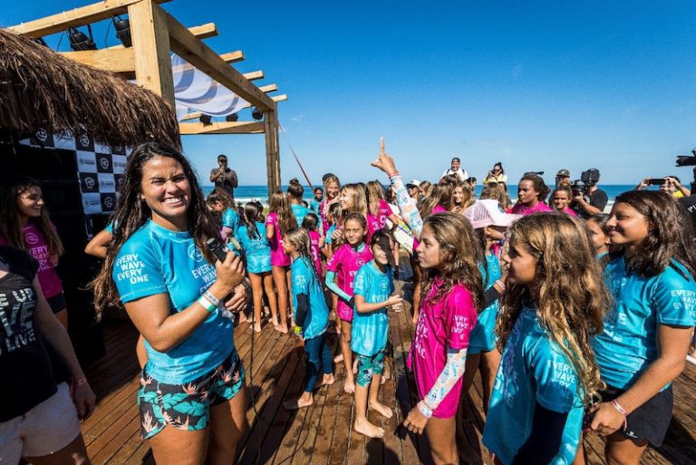 WSL promove, mais uma vez, em Saquarema, encontro da nova geração do surfe feminino com atletas da elite