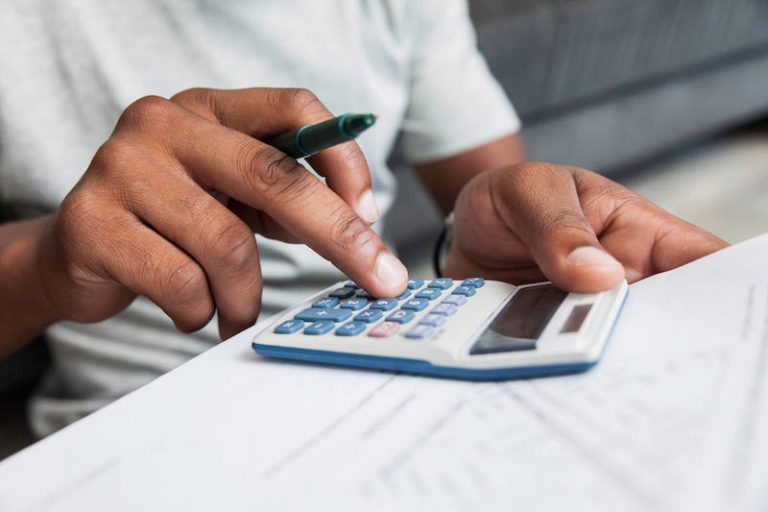 Investimentos devem vir em segundo lugar quando se trata de finanças, diz especialista 