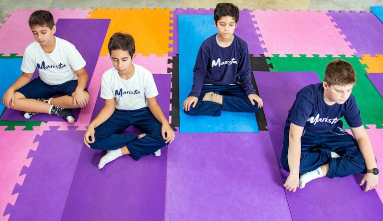 4 benefícios do yoga para crianças e adolescentes
