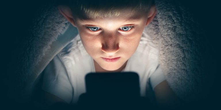 Tiktokização da infância e adolescência e os perigos por trás das telas