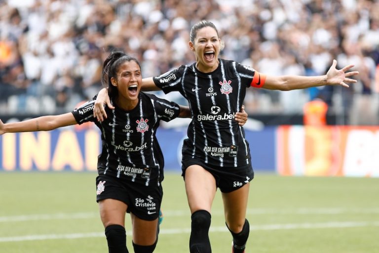 Corinthians Feminino entra em campo na final do Brasileirão com campanha #RespeitaAsMinas na barra frontal da camisa