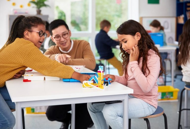 Disney, LEGO e Positivo prorrogam inscrições para edital que seleciona escolas públicas para receberem materiais de robótica