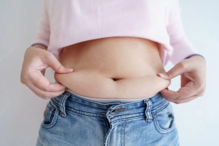 Gordura acumulada na barriga pós-menopausa? Veja alimentos e hábitos que irão te ajudar