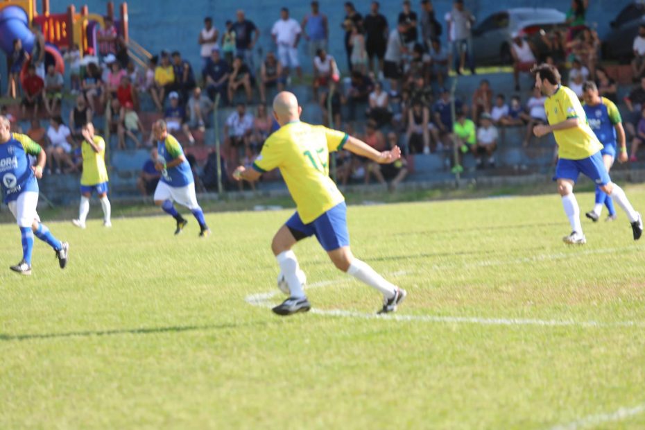 Mairiporã recebe partida de futebol solidária com a presença de craques