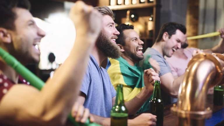 Brasil avança às oitavas de final no torneio mundial de futebol: como fica o expediente? Especialista comenta