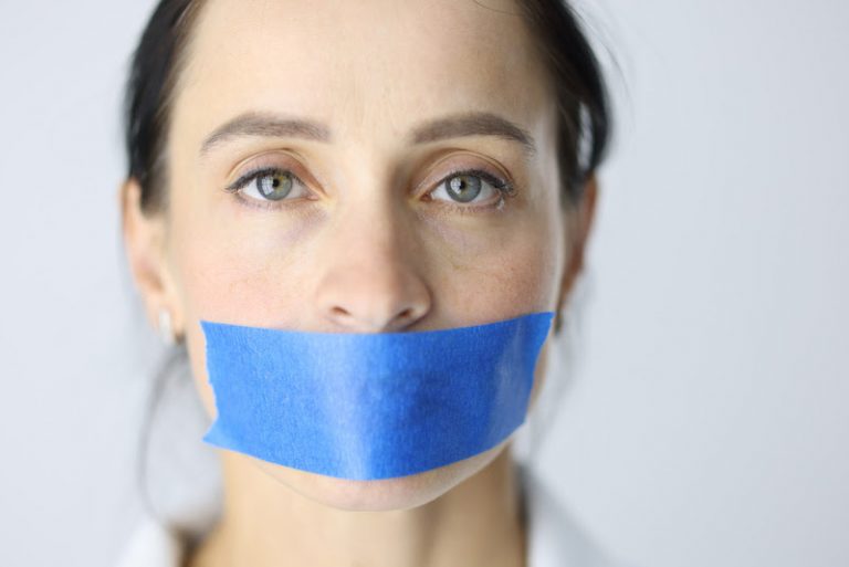 Respirar pela boca causa mau hálito? Saiba o que fazer para resolver