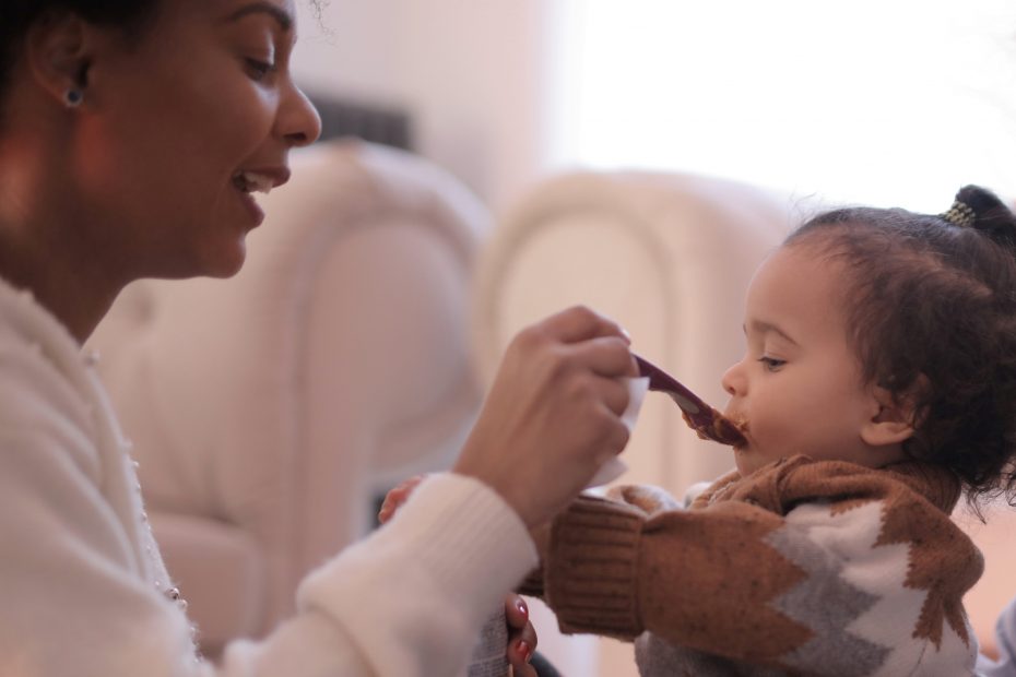 Introdução alimentar de bebês pode ser difícil para maioria