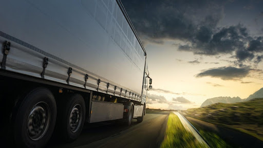 Proteção veicular é aliada de motoristas de caminhão em atividades de transporte