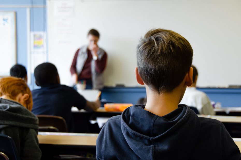 Professora explica sobre as oportunidades de carreira em Pedagogia