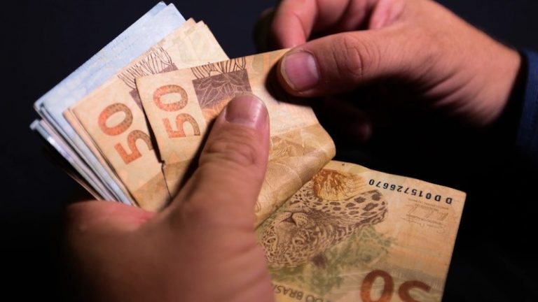 Descubra como investir o 13º salário em ações do mercado financeiro