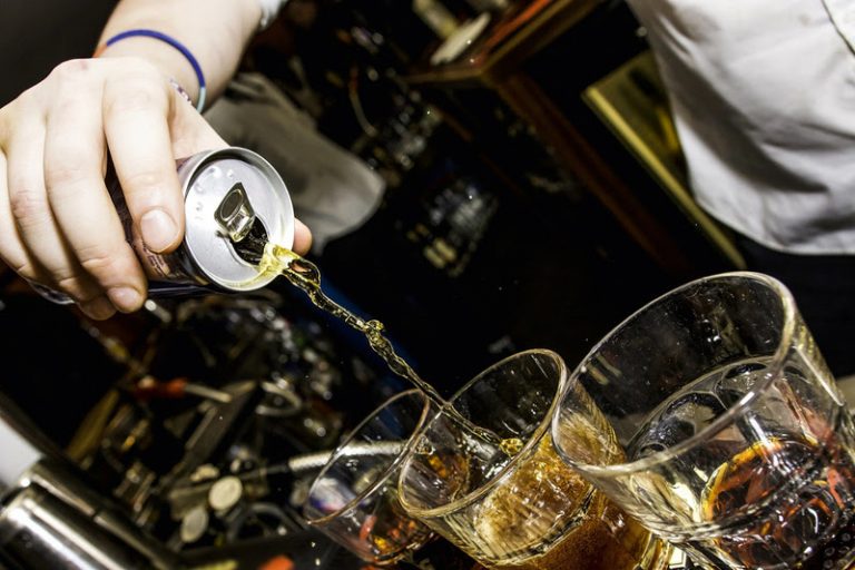 Energéticos causam cáries e sensibilidade nos dentes? Entenda o motivo