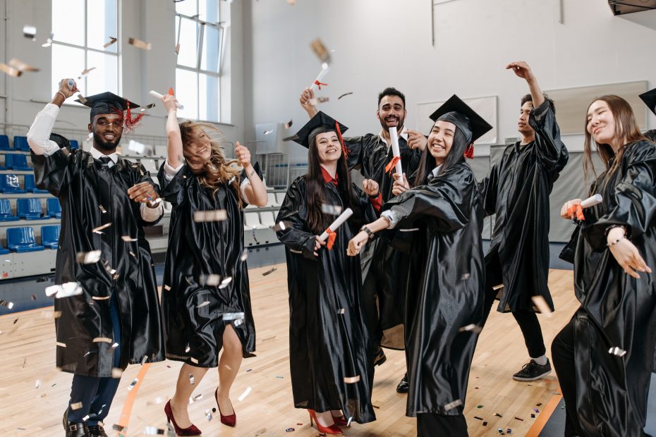 Festejar a formatura pode ser um desafio para universitários