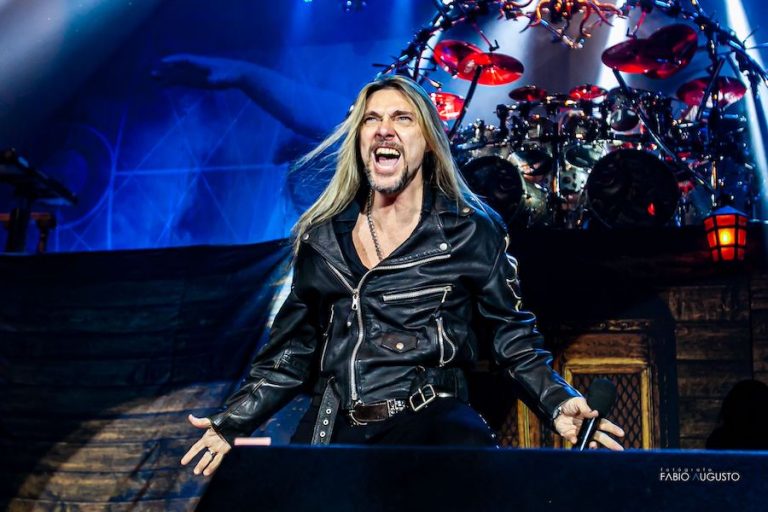 Edu Falaschi é convidado especial no show de Def Leppard e Mötley Crüe em São Paulo