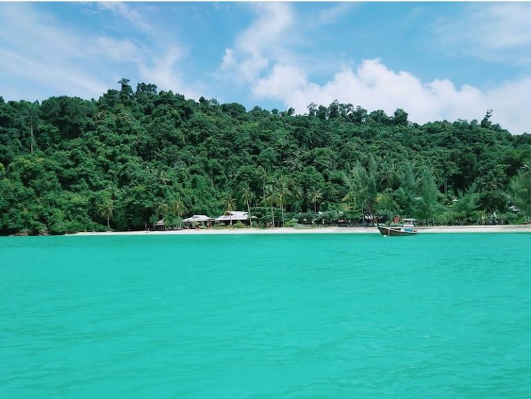 Booking indica 5 destinos para se aventurar em uma viagem solo