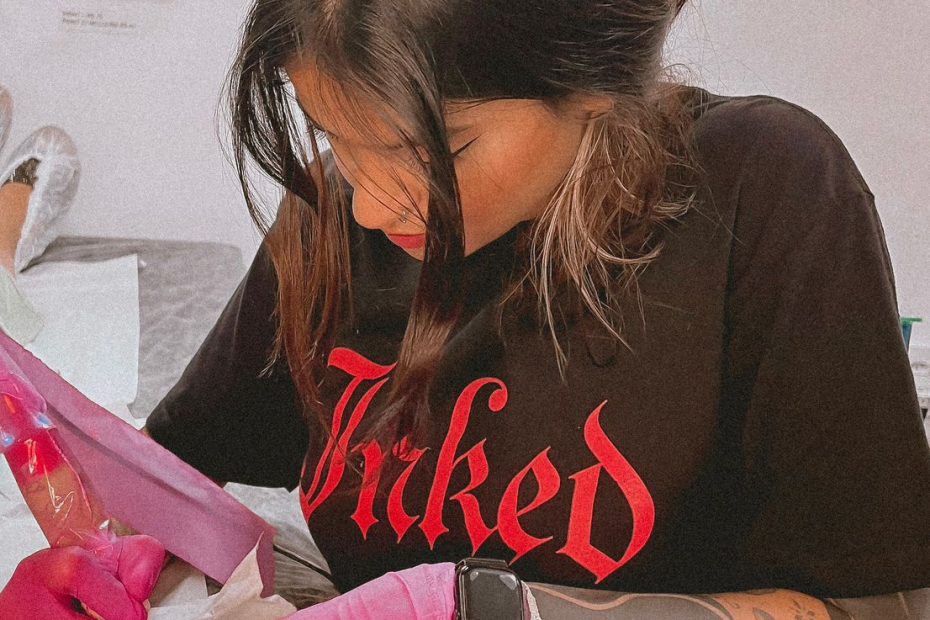 Cresce atuação feminina no mercado de tatuagem