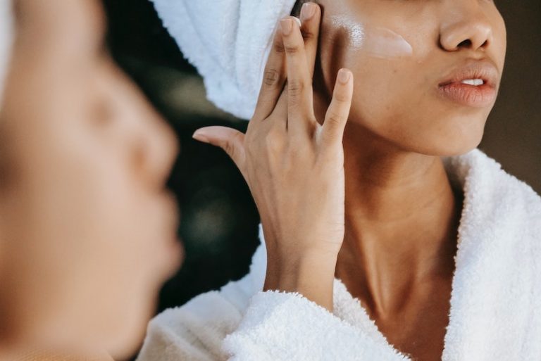 Drenagem facial para o carnaval: passo a passo para desinchar o rosto