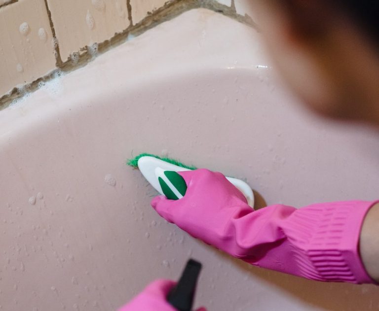 Saiba a importância de limpar sua banheira