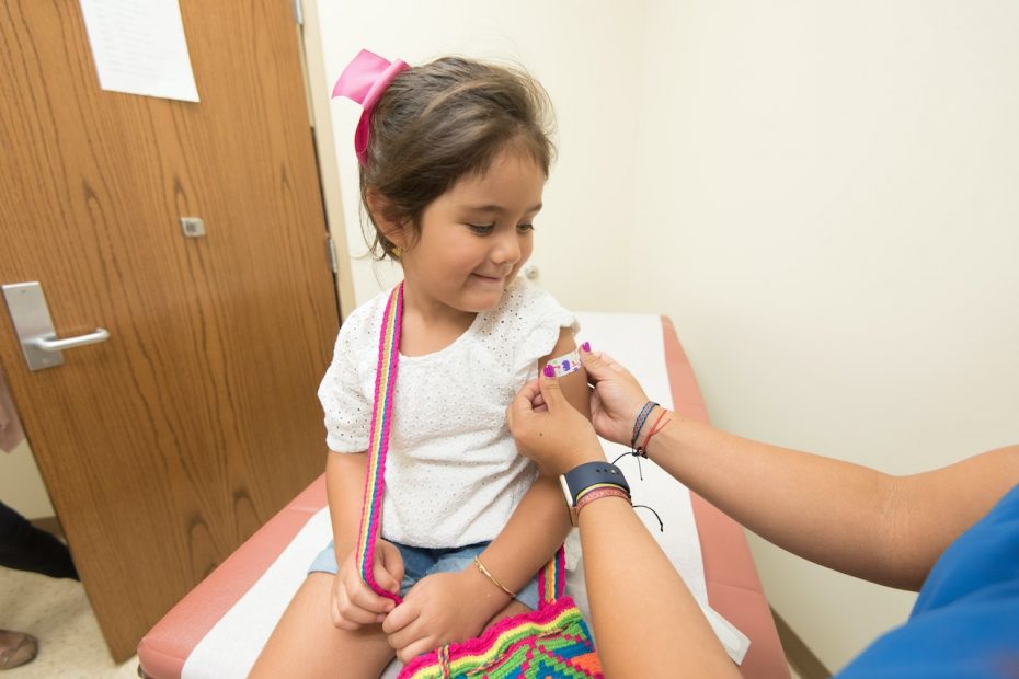 Vacinação contra pólio e sarampo chega às escolas em maio