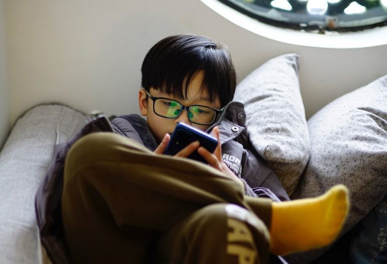 Conheça os problemas que o uso excessivo de celulares e tablets podem trazer a crianças a adolescentes