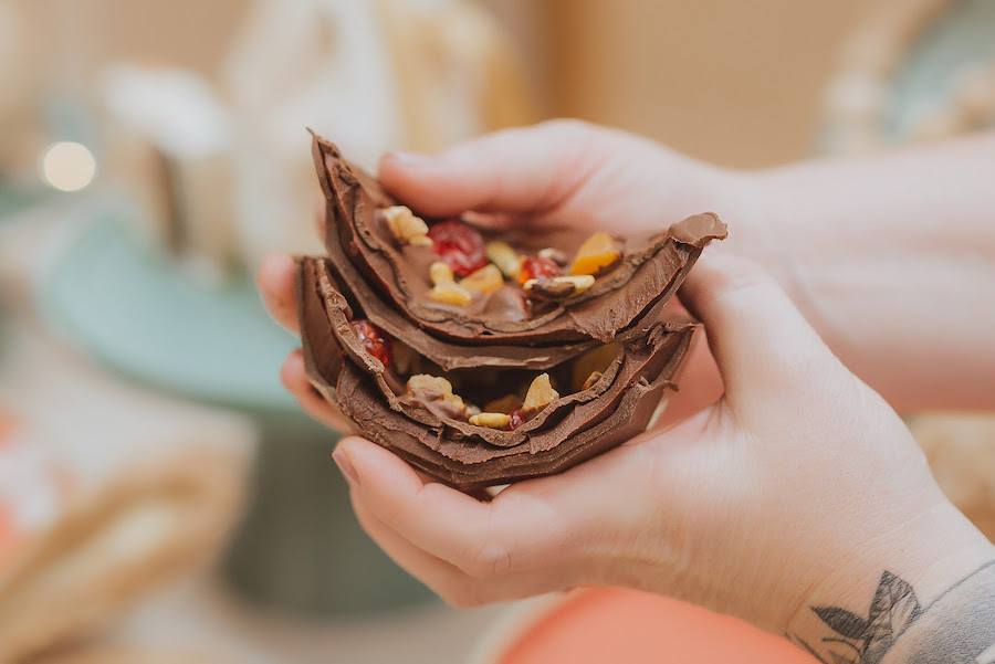 Ovo de Páscoa com casca recheada, zero açúcar e sem lactose, feito com chocolate belga amargo. Foto: Afetto Fotografia.