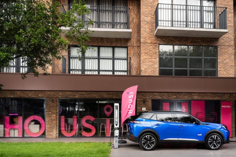HOUSI e PEUGEOT viabilizam compartilhamento do “Carro Elétrico do Ano 2023”