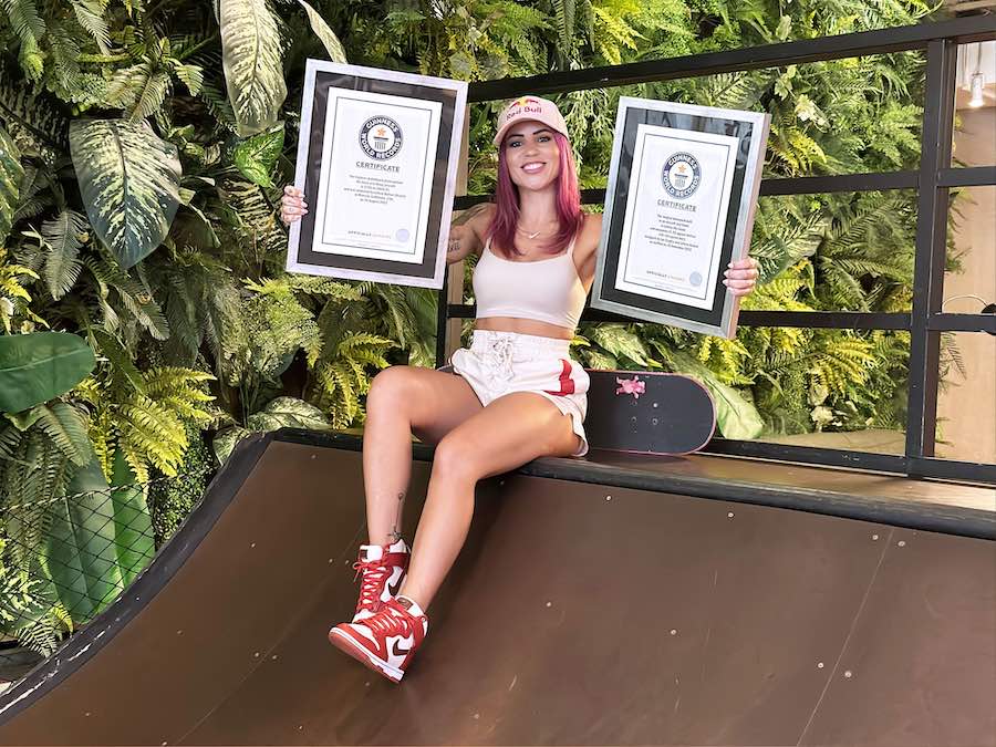 Leticia Bufoni exibe os dois prêmios do Guinness World Record (Crédito: Grazi Oliveira)