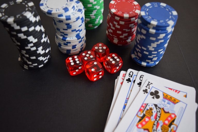 Estratégias para jogar poker online e melhorar suas habilidades