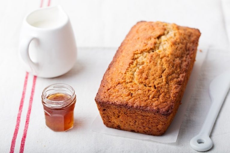Aprenda como preparar Bolo de Mel com Aveia e Banana para um café da manhã nutritivo