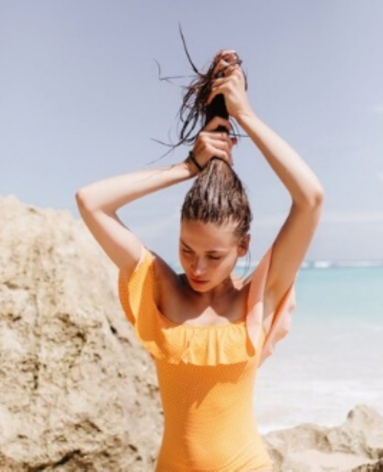 5 dicas para curtir as praias no final de semana sem danificar os cabelos