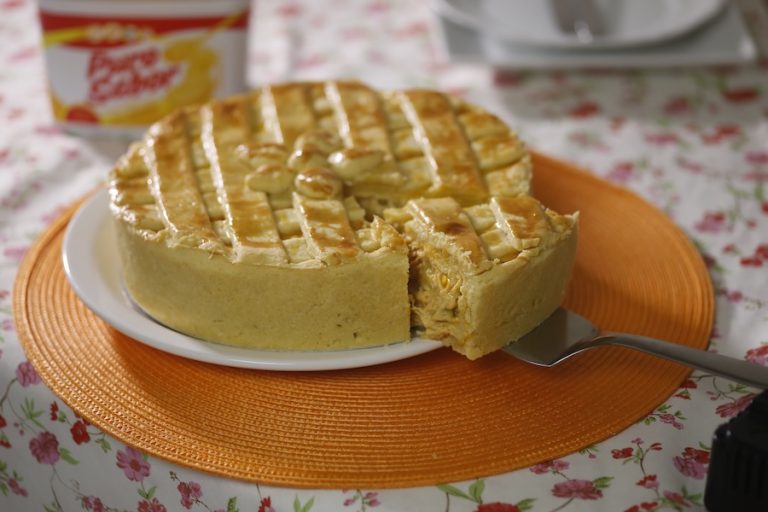 Aprenda a preparar torta de massa leve e recheio de frango cremoso