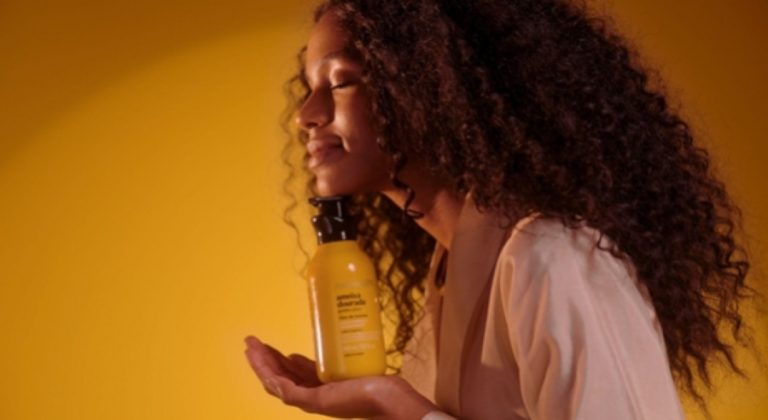 Para lançar nova linha Nativa SPA Ameixa Dourada, o Boticário inova e traz formato inédito ao produzir campanha com Vogue