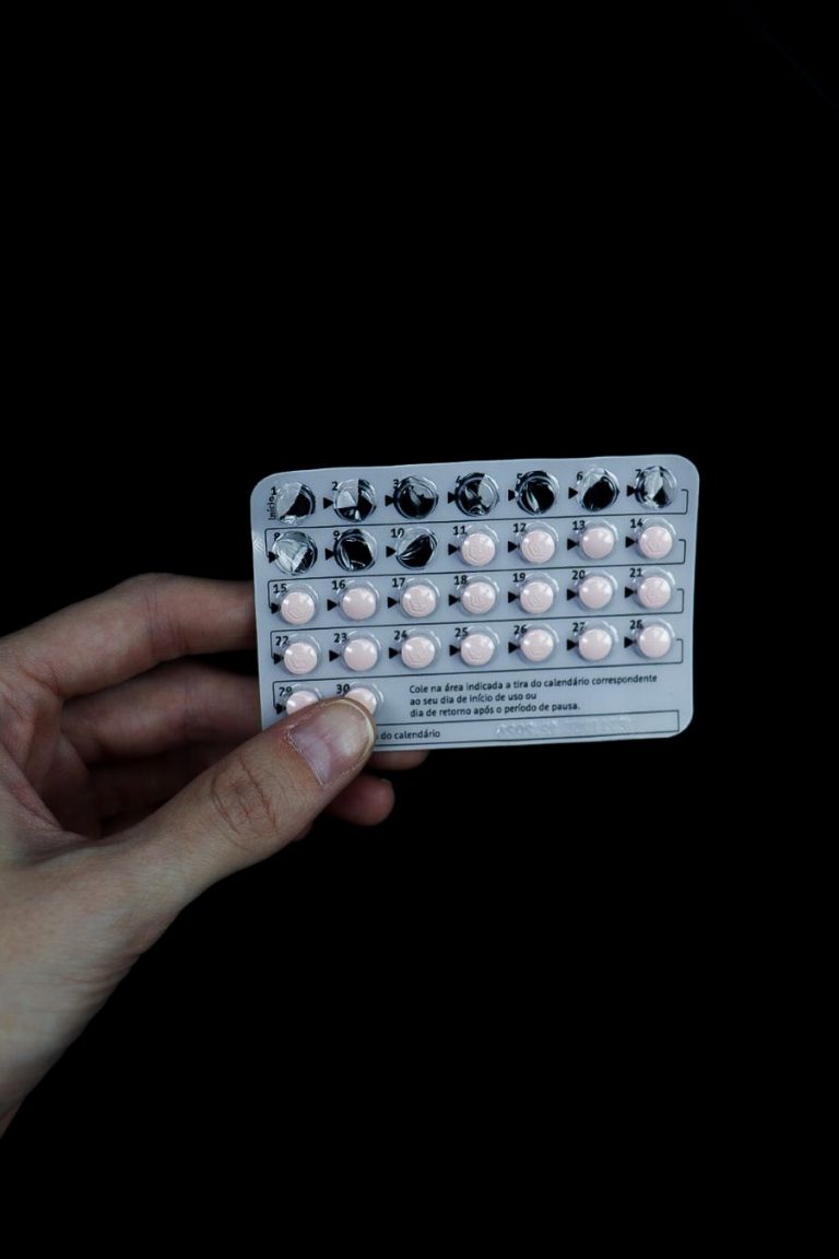 Anticoncepcionais hormonais e efeitos colaterais: entenda a relação