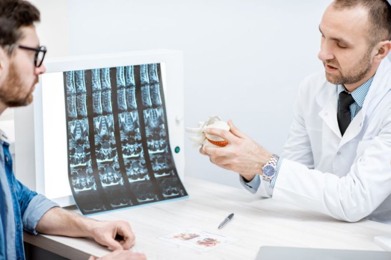 Você sabia que aquela dor no pescoço, ombros, joelhos ou pernas pode ser hérnia de disco?