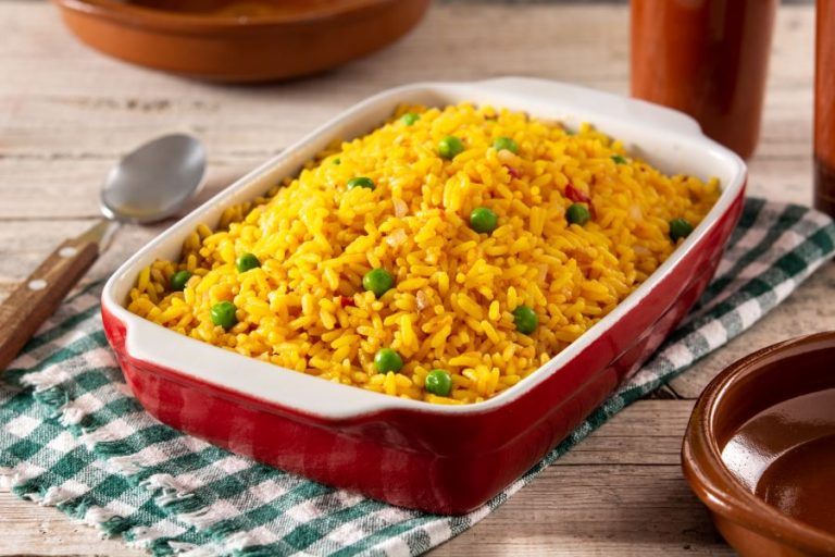 Além da cor e sabor: descubra os benefícios do arroz com açafrão