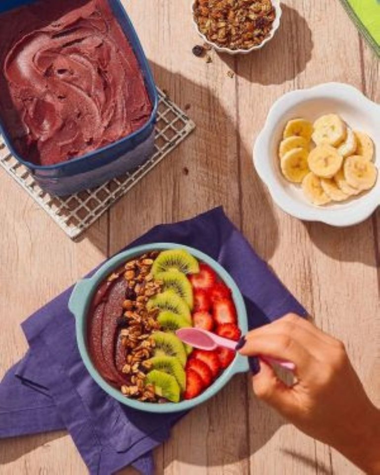 Posso consumir açaí no desjejum? Nutricionista esclarece a dúvida