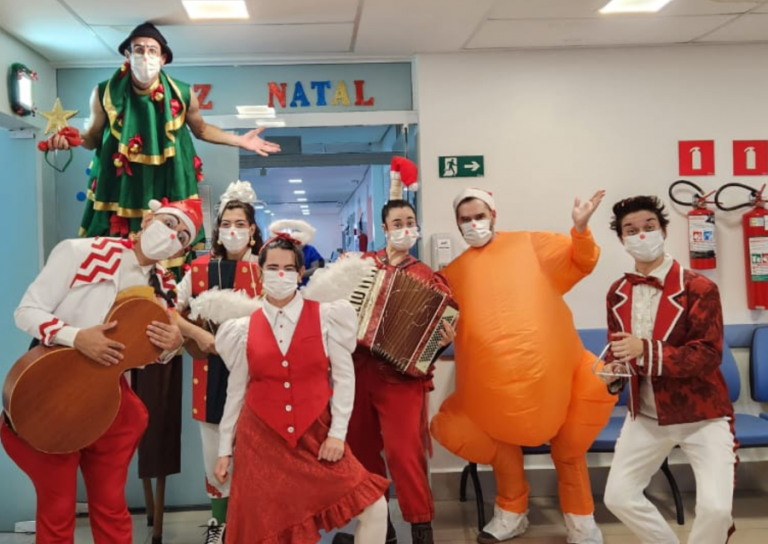 “Palhaços da Alegria espalham a Magia Natalina pelos andares da Santa Casa de Barretos”