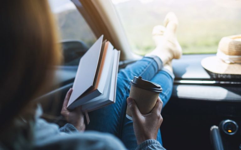 Viagem literária: 6 livros para te acompanhar nas férias