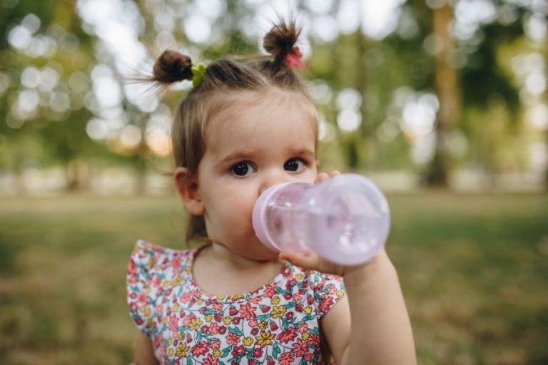 Onda de calor: quais são os cuidados com a alimentação de bebês durante altas temperaturas?