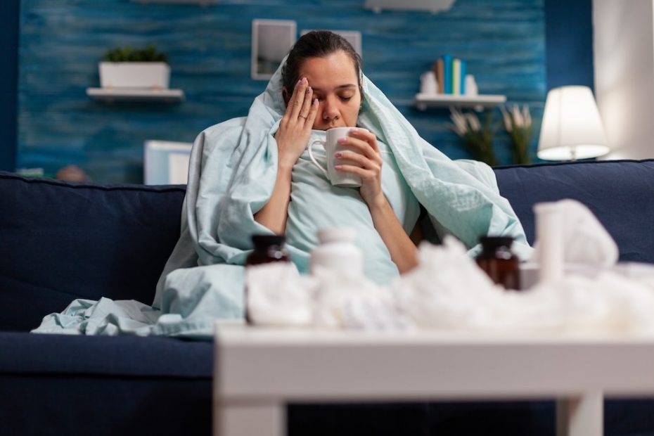 mulher com sintomas gripais