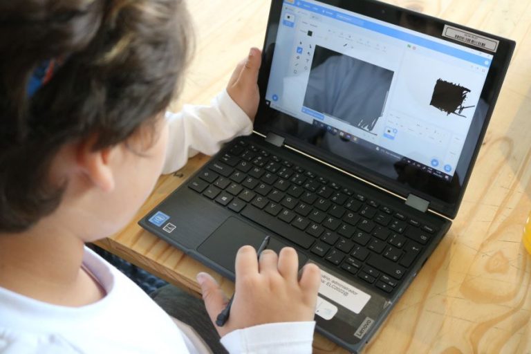 Uso excessivo de telas está relacionado a uma piora da saúde mental de seus usuários, aponta tese da UFMG