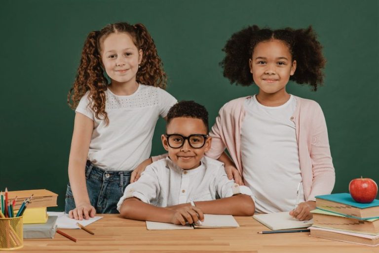 Jovem chama atenção ao influenciar crianças a prestarem vestibular