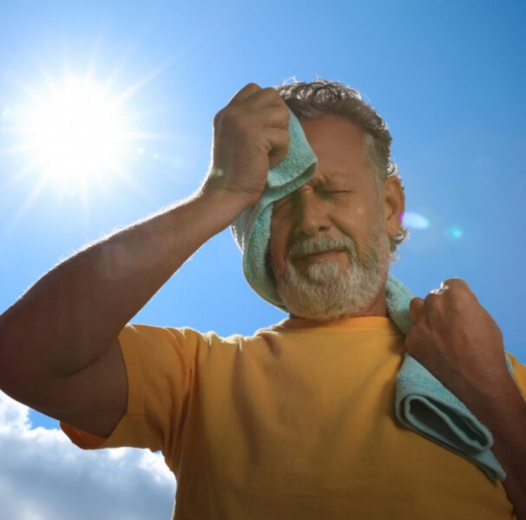 Confira dicas práticas para evitar a desidratação e a insolação nos dias quentes durante o Carnaval