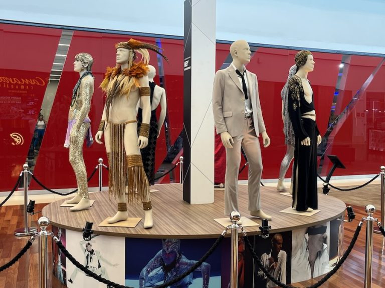 RibeirãoShopping recebe exposição com figurinos memoráveis do cantor Ney Matogrosso