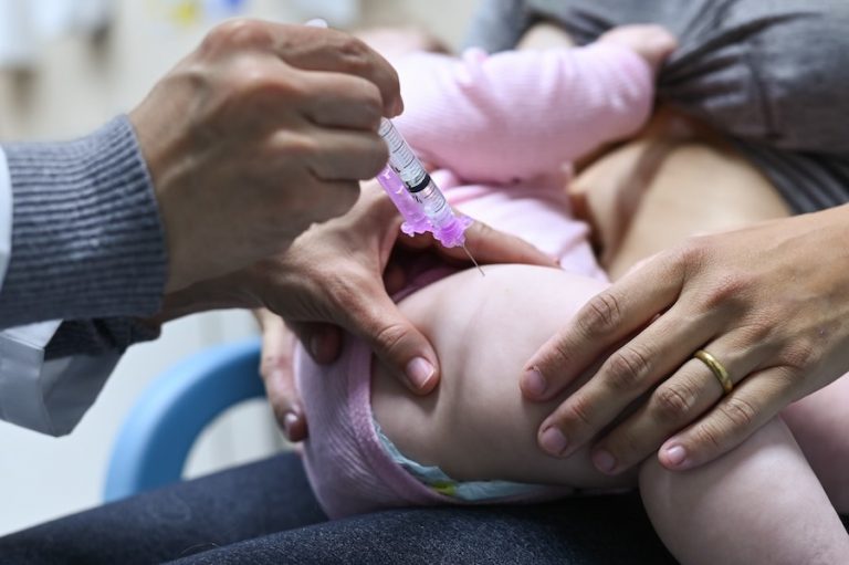 Coqueluche: o que é, quais as fases e como prevenir?