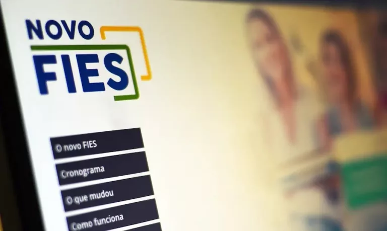 Brasil tem 112 casos novos todos os dias de estudantes contra o FIES