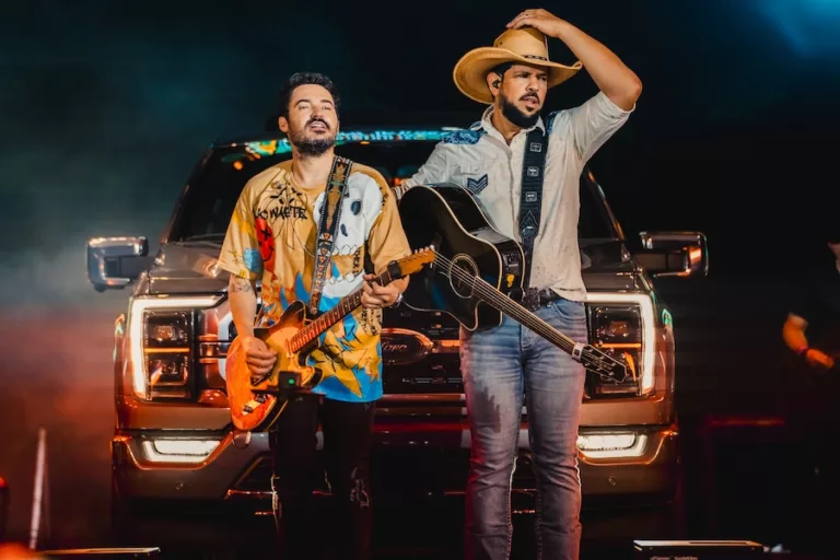 Fernando e Sorocaba vão entrar no palco do Churrasco On Fire Villa-Lobos dirigindo a maior picape do mundo