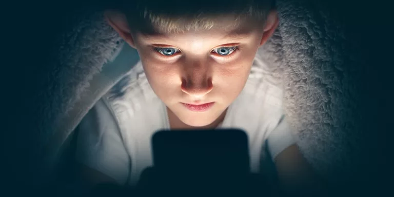 Infância sob tela alerta para os riscos da hiperconectividade infantil